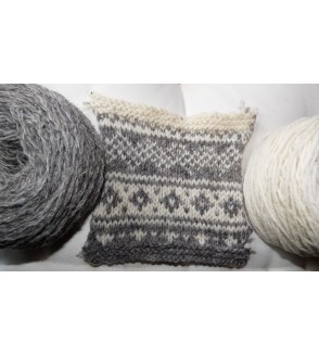 jacquard tricoté avec la laine couleur naturelle écrue et la laine couleur gris granite