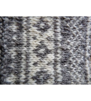 Jacquard obtenu avec la laine écrue et la laine gris granite